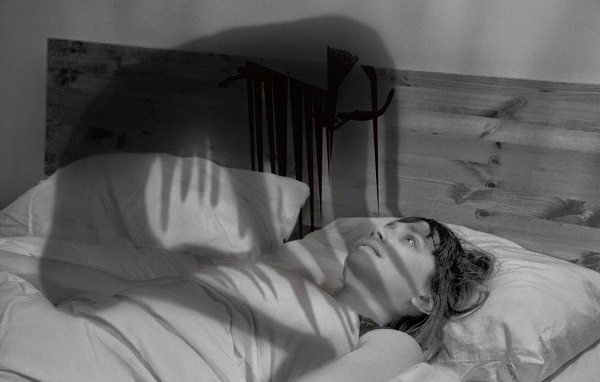 mo thay bong de 5 Nằm mơ thấy bóng đè dẫn đến đái dầm