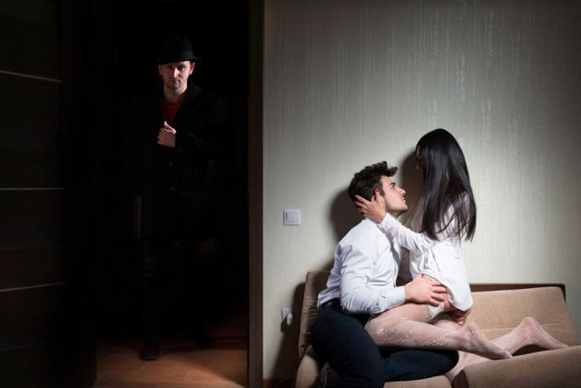 mo vo ngoai tinh 4 Nếu giấc mơ thấy vợ ngoại tình là một điềm báo tài lộc, thì điều đó sẽ thể hiện như thế nào?